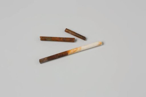 Fragments of pipe stems from the wreck of the East Indiaman 't Vliegend Hart