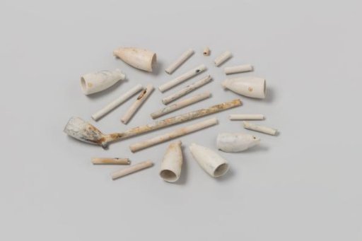 Fragment of pipes, pipe bowls and pipe stems from the wreck of the East Indiaman 't Vliegend Hart