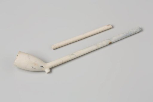 Pipe and fragment of a pipe stem from the wreck of the East Indiaman 't Vliegend Hart