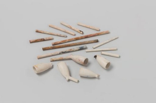 Fragments of pipes and pipe stems from the wreck of the East Indiaman 't Vliegend Hart