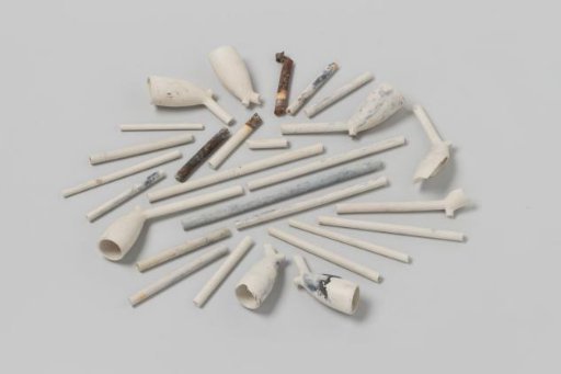 Fragments of pipes, pipe bowls and pipe stems from the wreck of the East Indiaman 't Vliegend Hart