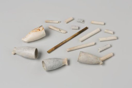 Fragments of pipe bowls and pipe stems from the wreck of the East Indiaman 't Vliegend Hart