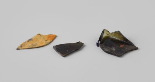Fragments of cellar bottles from the wreck of the East Indiaman 't Vliegend Hart