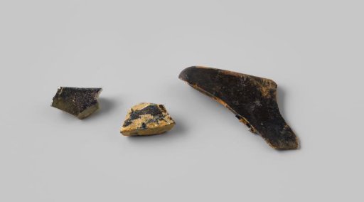 Fragments of cellar bottles from the wreck of the East Indiaman 't Vliegend Hart
