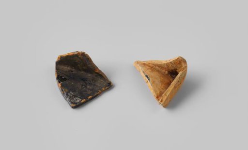 Fragments of cellar bottles from the wreck of the East Indiaman 't Vliegend Hart
