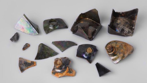 Fragments of cellar bottles from the wreck of the East Indiaman 't Vliegend Hart
