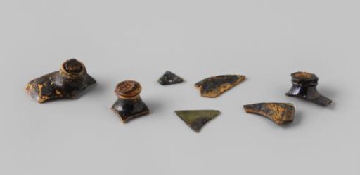 Fragments of cellar bottles from the wreck of the East Indiaman 't Vliegend Hart