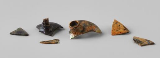 Fragments of cellar bottles from the wreck of the East Indiaman 't Vliegend Hart