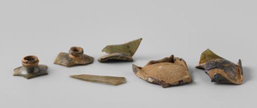 Fragments of cellar bottles from the wreck of the East Indiaman 't Vliegend Hart