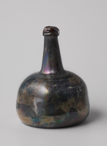 Wine bottle with wine from the wreck of the East Indiaman 't Vliegend Hart