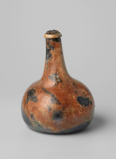 Wine bottle with wine from the wreck of the East Indiaman 't Vliegend Hart