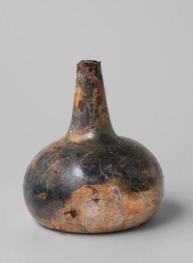 Wine bottle with wine from the wreck of the East Indiaman 't Vliegend Hart