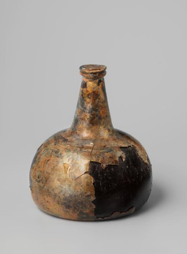 Wine bottle with wine from the wreck of the East Indiaman 't Vliegend Hart