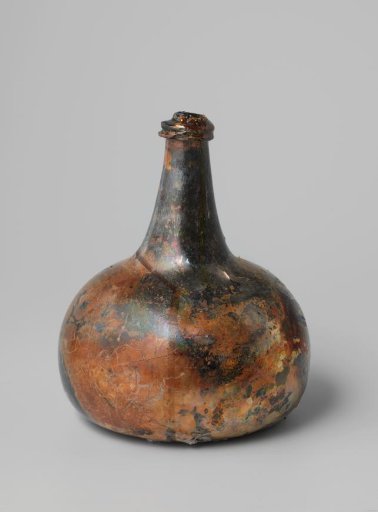 Wine bottle with wine from the wreck of the East Indiaman 't Vliegend Hart