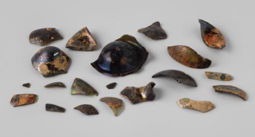 Fragments of wine bottles from the wreck of the East Indiaman 't Vliegend Hart