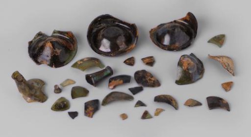 Fragments of wine bottles from the wreck of the East Indiaman 't Vliegend Hart