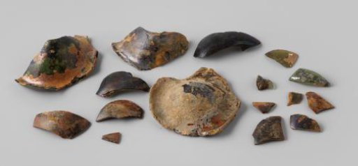 Fragments of wine bottles from the wreck of the East Indiaman 't Vliegend Hart