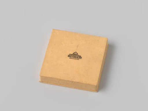 Yellow square box of the Royal Begeer Voorschoten belonging to the medal Agriculture in the Dutch East Indies (Association for Medal Art 1933, second medal)
