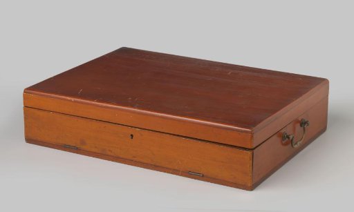 Chest accompanying a photo album on the sugar industry and topography of Java