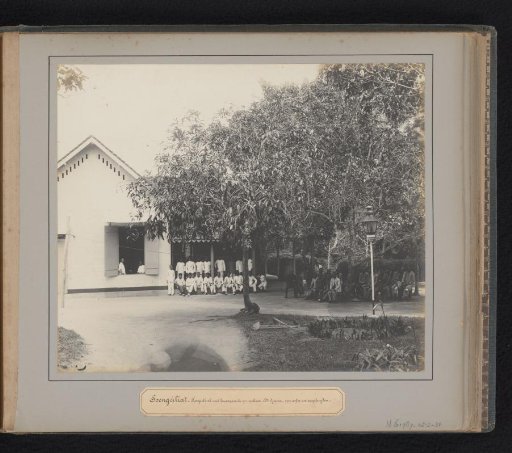 Soengeiliat. Hospital with European doctor, Dr. Djawa, attendant and patients