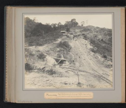 Merawang. Mine 14. Ore occurrence on the Sambonggiri hill and its exploitation using gravity chutes that transport the ore layer 500 meters, No. 34
