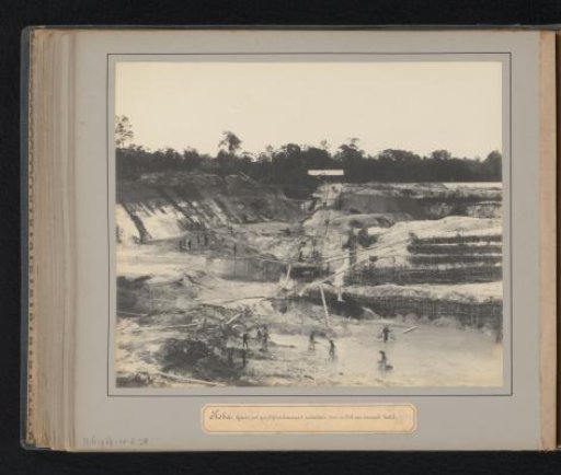 Koba. Pit with ground hoisting transport installation by means of a floating cable