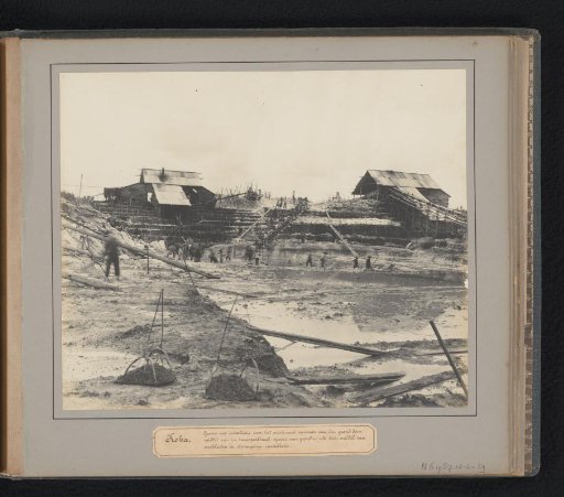 Koba. Pit with installation for mechanical ground hoisting by means of a conveyor belt; hoisting of ground and ore by means of laborers and steam pump installation