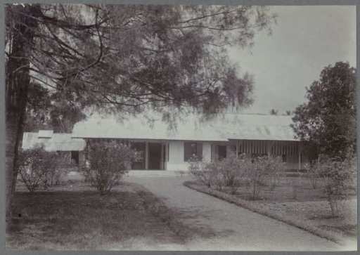 House with a driveway