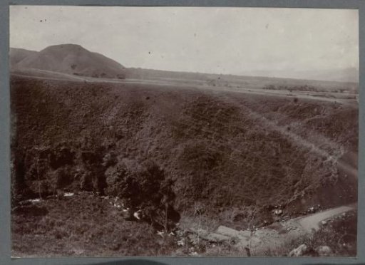 Construction of the Gajoweg through the hills