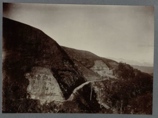 Road along the Woih ni Enang
