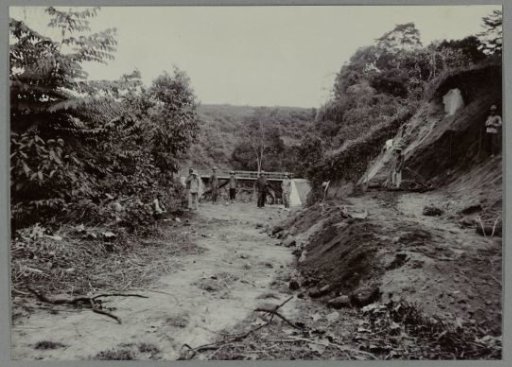 Work on a bridge over the Wenih Rongka
