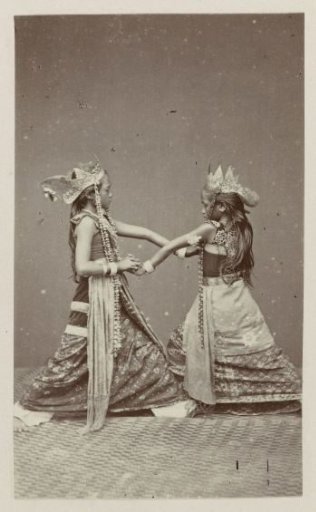 Two Javanese dancers