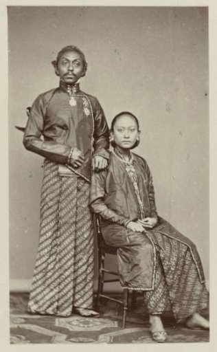 Pakoe Boewono IX, Susuhunan of Surakarta with his wife Ratoe