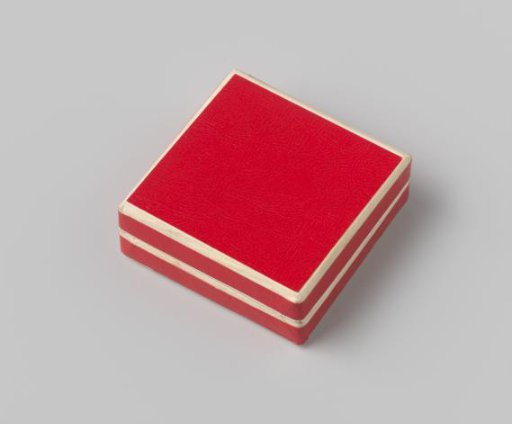 Red box belonging to a medal of the peace relay from Moscow to Amsterdam, medal presented by participants of the journey during a visit to the Rijksmuseum