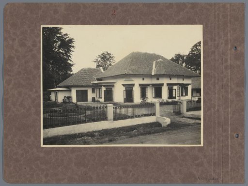 Dwelling with fence and garden