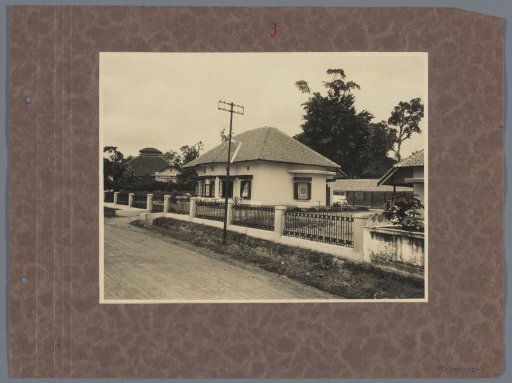 Dwelling with fence and garden