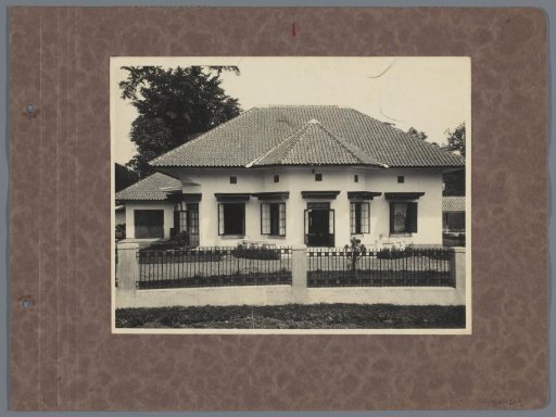 Dwelling with fence and garden