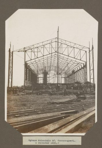 Construction of the Mill House at S.F. Goenoengsari. 6 November 1926.
