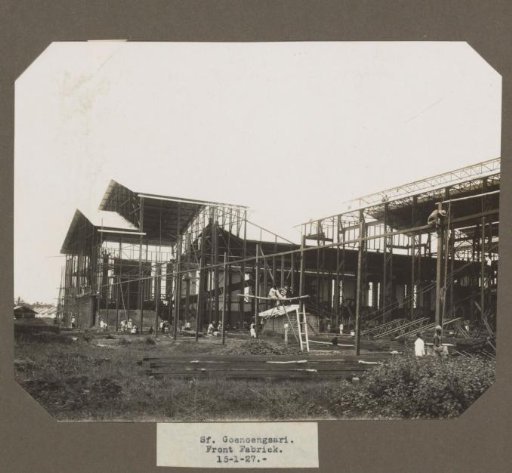 S.F. Goenoengsari. Front of the Factory. 15-1-27.