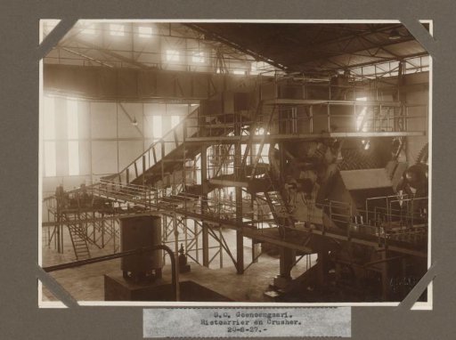 S.O. Goenoengsari. Cane carrier and crusher. 20-8-27.