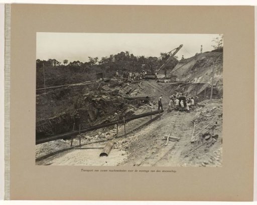 Transport of heavy machine parts for the assembly of the steam shovel