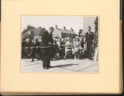 Willem Drees cuts the ribbon