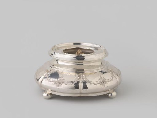 Silver sugar bowl from a coffee and tea service of eleven pieces that belonged to J.D. Preuijt (1801-1887), given to him on his jubilee in 1873.