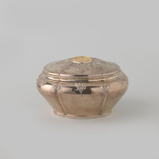 Silver drum from a coffee and tea service of eleven pieces that belonged to J.D. Preuijt (1801-1887), given to him at his jubilee in 1873.