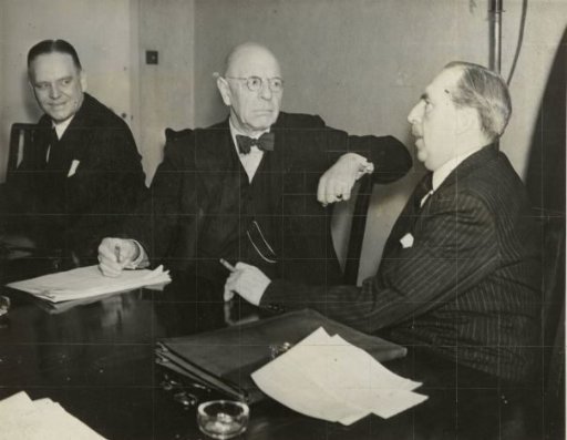 Ministers Alberda, Michiels van Verduynen and Kerstens in conversation.