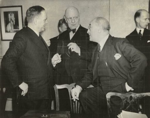 A group of ministers in discussion at Stratton House in London