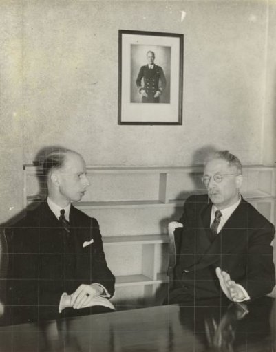 Minister Van Kleffens in conversation with Minister Van den Tempel
