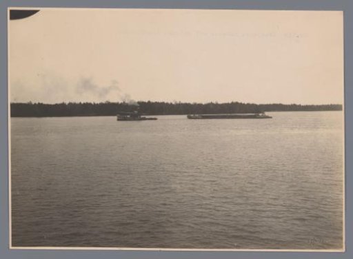 Tugboat Jacobus with loaded under bucket