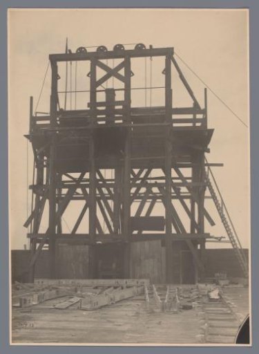 Scaffolding and lift for dismantling