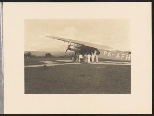Arrival of the aircraft carrying the delegation of Governor A.H. Neijs for a visit to the Pelantoengan leper colony